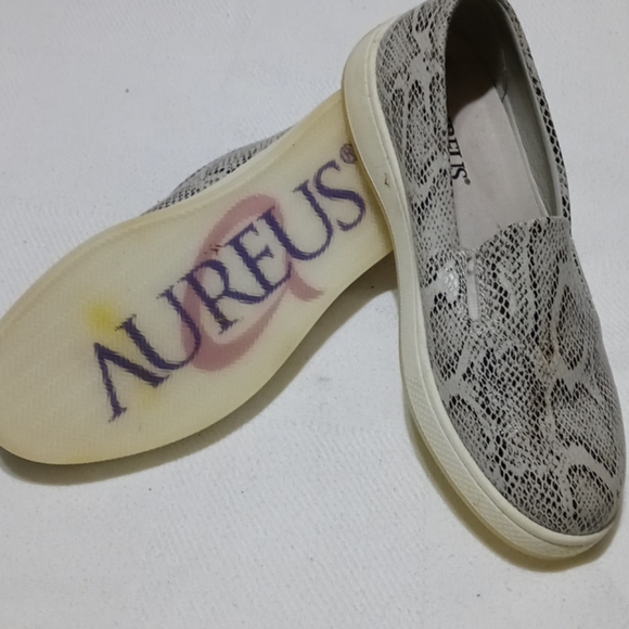 Like new comfortable slide ons - Picture 2 of 2